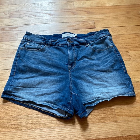 Torrid Denim Jean Shorts First At Fit Mid Wash 5 Inch Inseam Mid-Rise High Rise - Picture 2 of 6